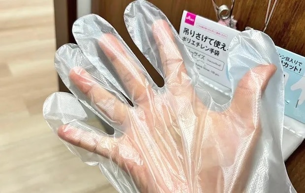 『ダイソー 引っかけたまま使用できるポリエチレン手袋』の使用写真（撮影：キジカク）