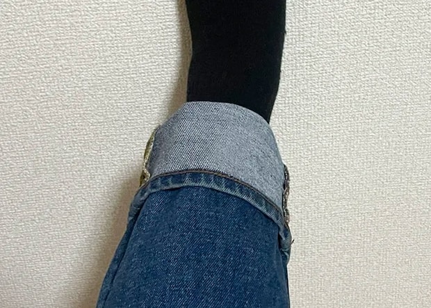 裾を折ったデニムジーンズの写真（撮影：grapeライフハック編集部）