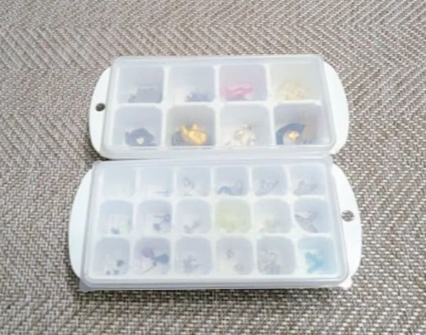 アクセサリーを入れた製氷皿（撮影：grapeライフハック編集部）