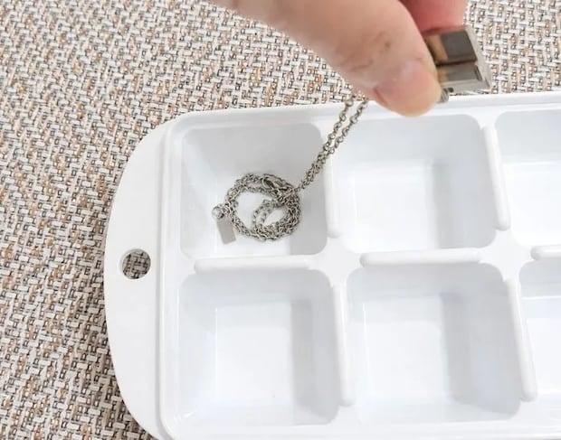 ネックレスを収納した様子（撮影：grapeライフハック編集部）