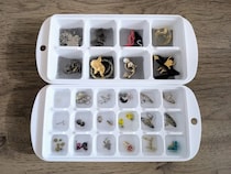 小さなピアスが取り出せないなら？　製氷皿を使う驚きの理由に「めっちゃ便利」「なるほど」