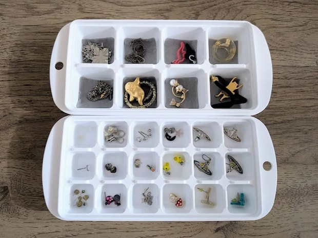 小さなピアスが取り出せないなら？　製氷皿を使う驚きの理由に「めっちゃ便利」「なるほど」