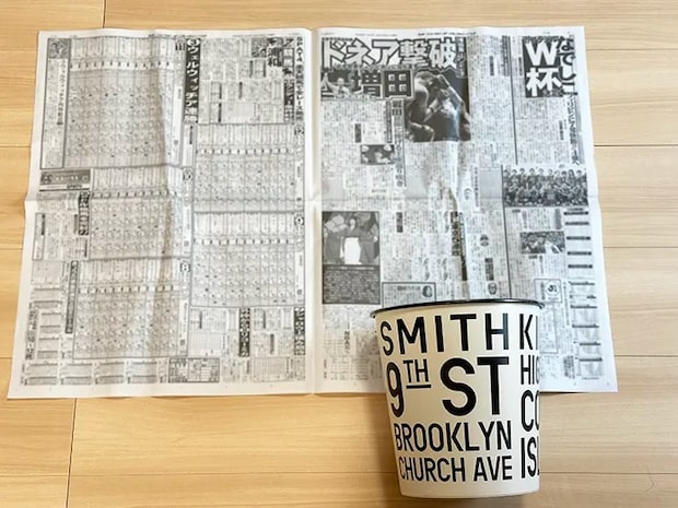 広げた新聞紙の上にゴミ箱を置いた画像（撮影：grapeライフハック編集部）