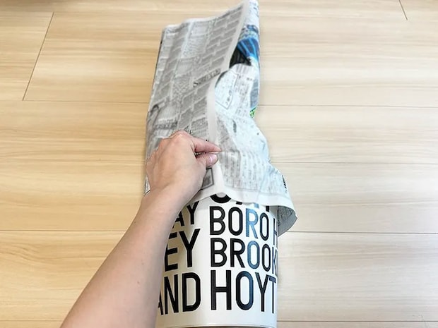 新聞紙をゴミ箱に巻きつけている画像（撮影：grapeライフハック編集部）