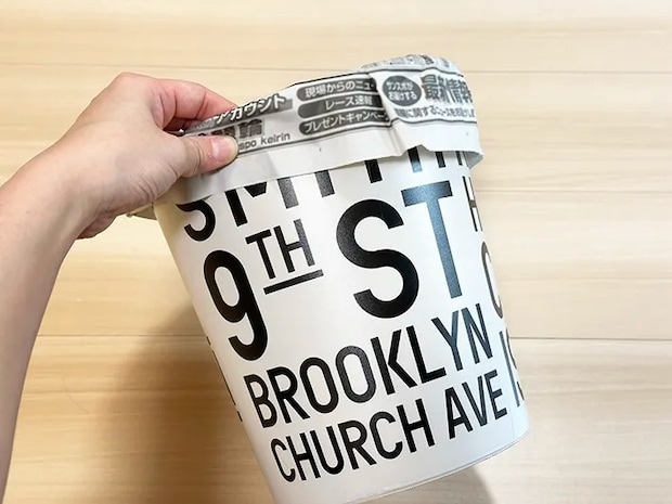 巻いた新聞紙の先端をゴミ箱の中に押し込み、ゴミ袋にした画像（撮影：grapeライフハック編集部）