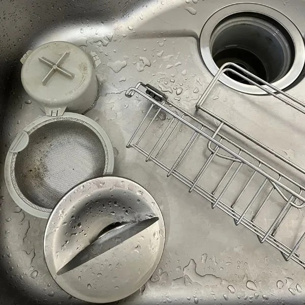 排水口のパーツを取り外した様子（撮影：grapeライフハック編集部）