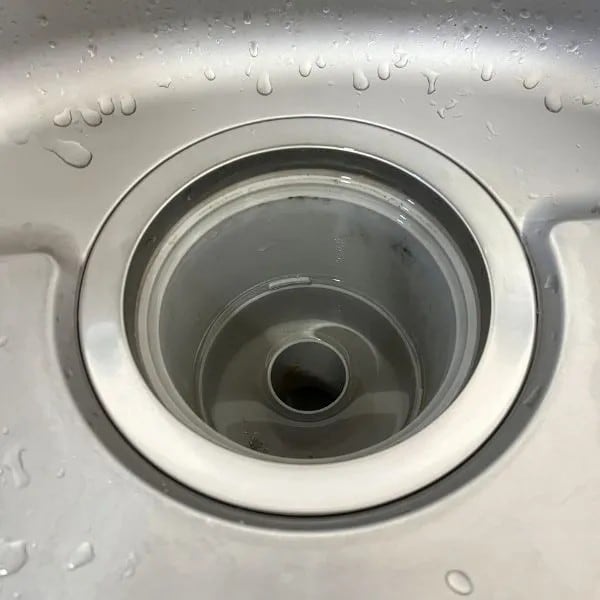 汚れが付着した排水口（撮影：grapeライフハック編集部）