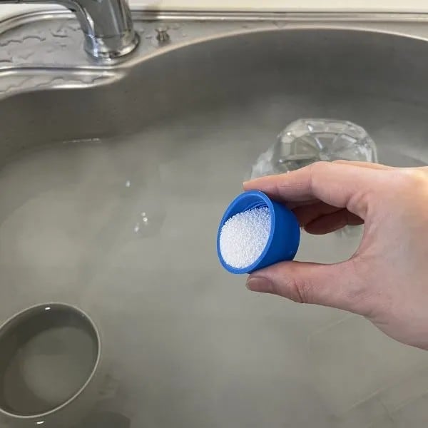 シンクにオキシクリーンを入れている様子（撮影：grapeライフハック編集部）