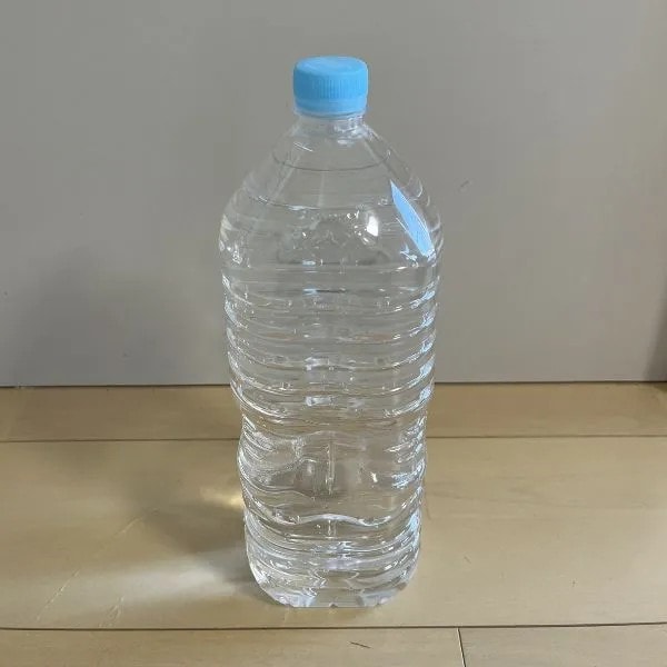 水を入れたペットボトル（撮影：grapeライフハック編集部）
