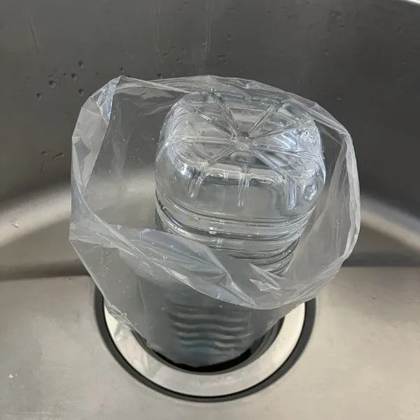 ペットボトルにビニール袋をかぶせている様子（撮影：grapeライフハック編集部）