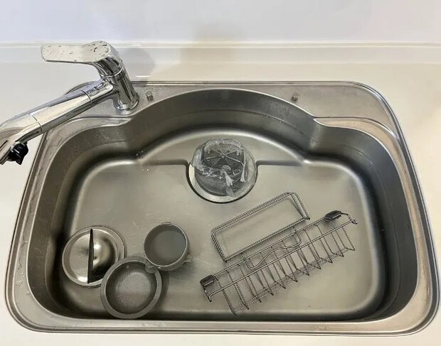 シンクにお湯をためている様子（撮影：grapeライフハック編集部）