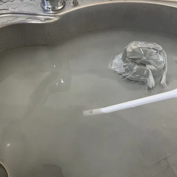 オキシクリーンを混ぜて溶かしている様子（撮影：grapeライフハック編集部）