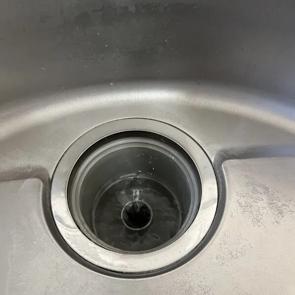 渦を巻きながら流れる排水の様子（撮影：grapeライフハック編集部）