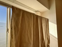 フックを外すのが面倒なら？　カーテンの手軽な洗濯術に「早く知りたかった」「今週末やる」【洗濯の裏技4選】