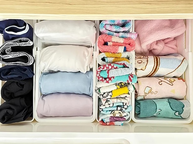 『伸縮収納トレー（M・L）』で衣類やタオルを収納する写真（撮影：Classy Life）