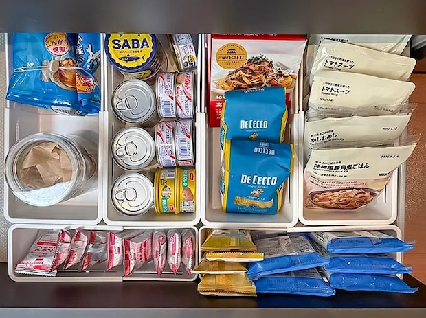 『伸縮収納トレー（M・L）』で食品を収納する写真（撮影：Classy Life）