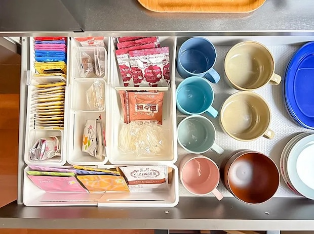 『伸縮収納トレー（M・L）』でティーバッグや食器を収納する写真（撮影：Classy Life）