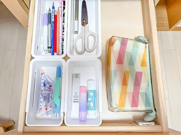 『伸縮キッチン整理トレー（通常サイズ・コンパクト）』で文房具を収納する写真（撮影：Classy Life）