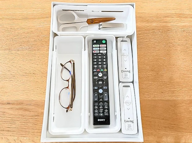 『伸縮収納トレー浅型』でリモコンやメガネを収納する写真（撮影：Classy Life）