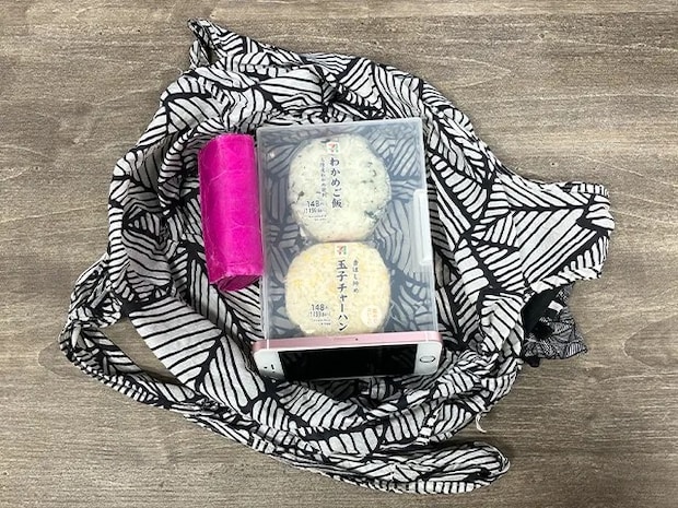 『はがき整理ケース』におにぎりを入れてカバンに入れた状態（撮影：grapeライフハック編集部）