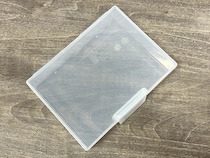 もうおにぎりをカバンの中でつぶさない！　ダイソー『はがき整理ケース』の“じゃない使い方”