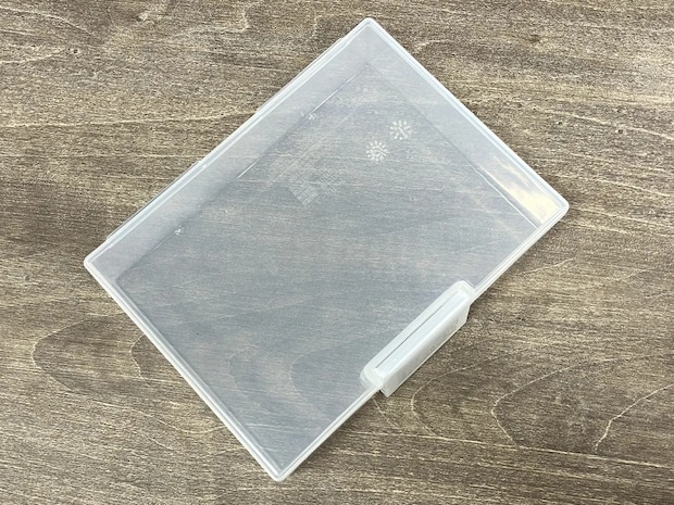 もうおにぎりをカバンの中でつぶさない！　ダイソー『はがき整理ケース』の“じゃない使い方”