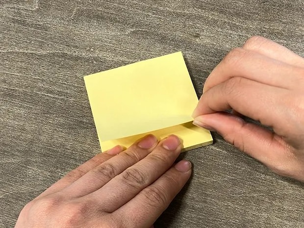 黄色の付箋をはがす場面（撮影：grapeライフハック編集部）