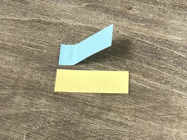 小さな青い付箋と黄色の付箋を比べた場面（撮影：grapeライフハック編集部）