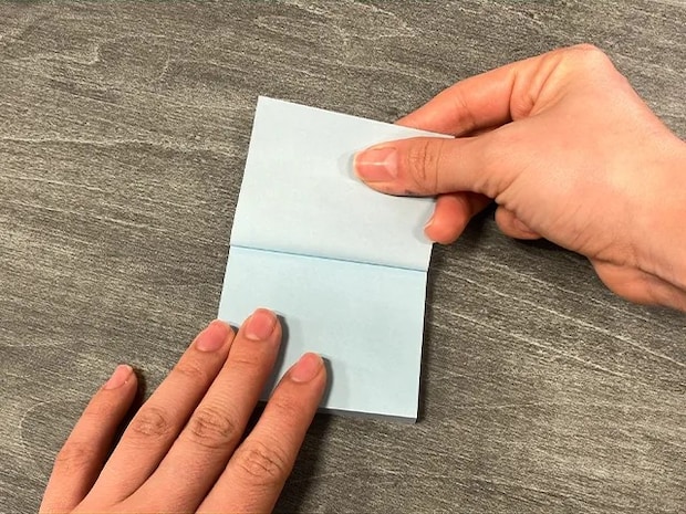 青い付箋をはがす場面（撮影：grapeライフハック編集部）