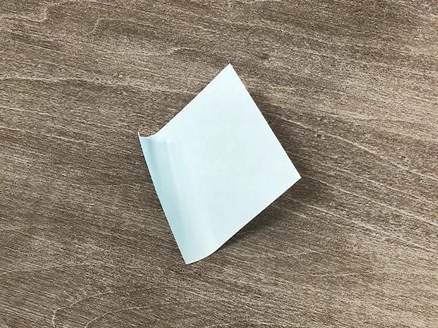 青い付箋をはがした場面（撮影：grapeライフハック編集部）