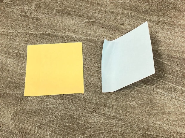 青い付箋と黄色の付箋を比べた場面（撮影：grapeライフハック編集部）