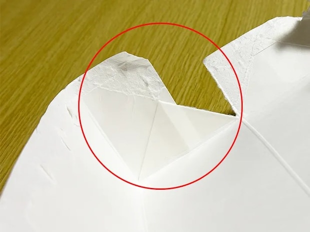 紙パックの底部分を開いている画像（撮影：grapeライフハック編集部）
