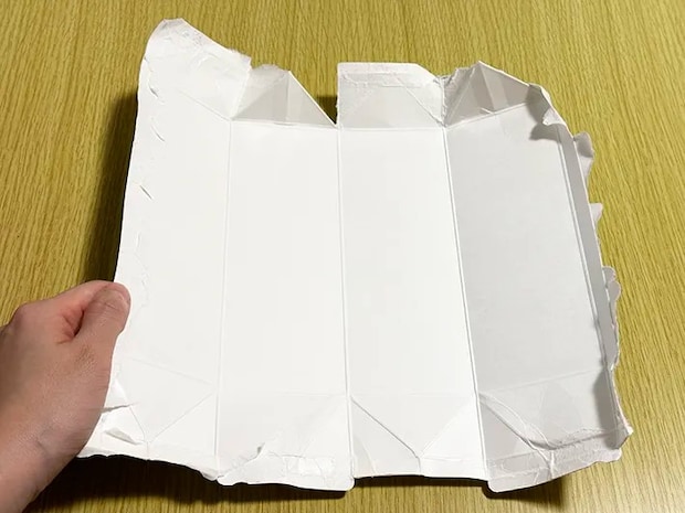 素手で開いた紙パックの画像（撮影：grapeライフハック編集部）