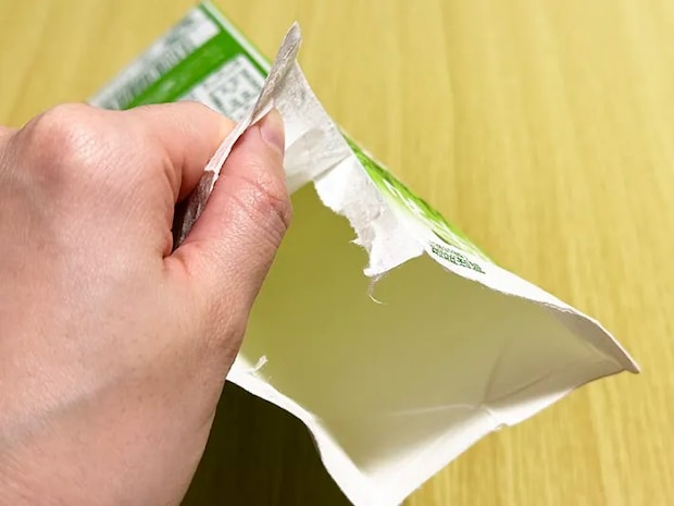 紙パックののりしろ部分からゆっくりと剥がしている画像（撮影：grapeライフハック編集部）