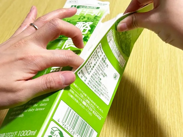 紙パックの糊代部分を剥がす際、指をすべらせている画像（撮影：grapeライフハック編集部）