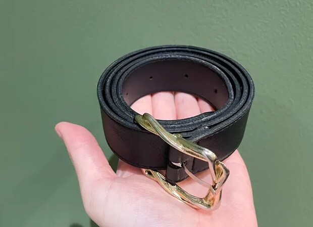 丸めて平らにしたベルトの写真（撮影：grapeライフハック編集部）