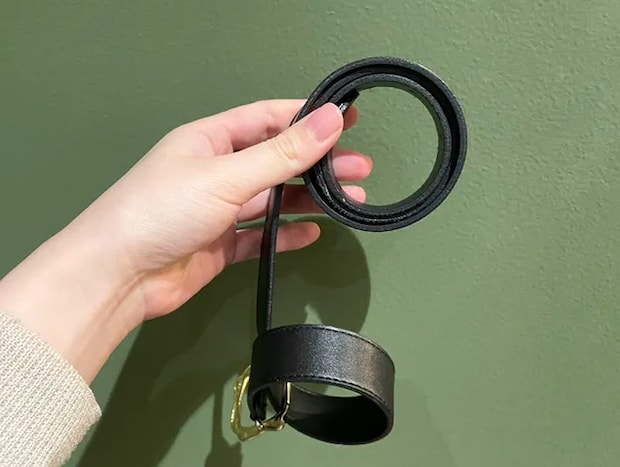 ベルトを端から丸める写真（撮影：grapeライフハック編集部）