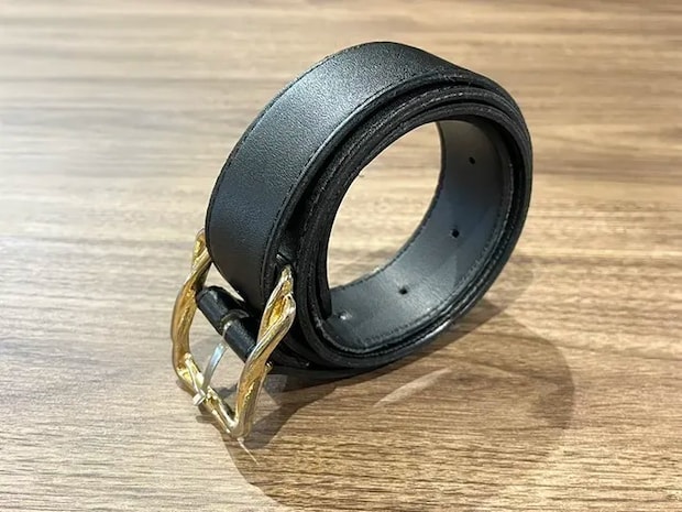 丸めたベルトを立てる写真（撮影：grapeライフハック編集部）