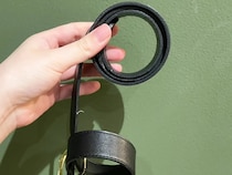 崩れやすいベルトも安心　新生活前に覚えたい『立てても収納できる』コンパクトな丸め方