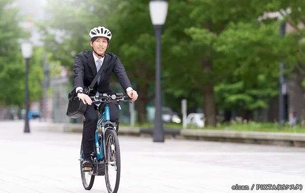 平気な顔で自転車に乗る男性の写真