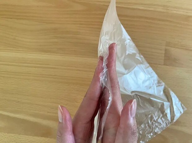 ポリ袋を両手で挟んでいる写真（撮影：grapeライフハック編集部）