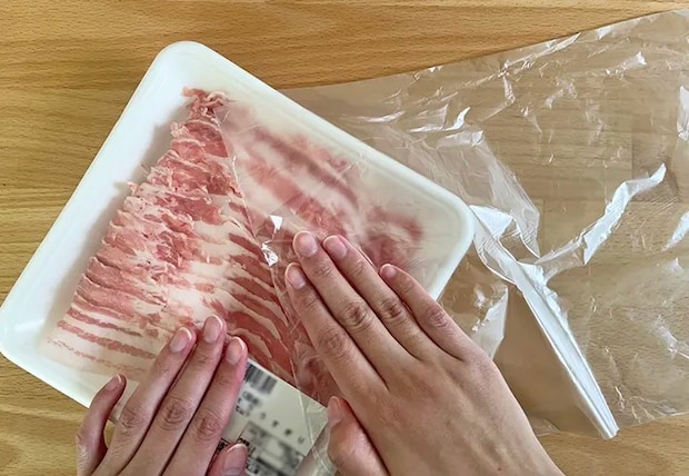 肉のパックの上にポリ袋を置いた写真（撮影：grapeライフハック編集部）