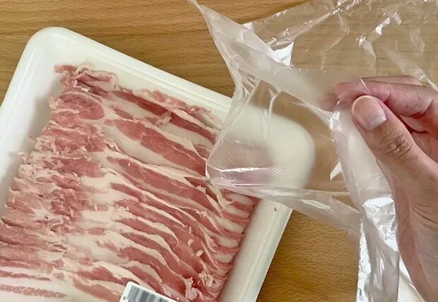 肉のパックと口が空いたポリ袋の写真（撮影：grapeライフハック編集部）