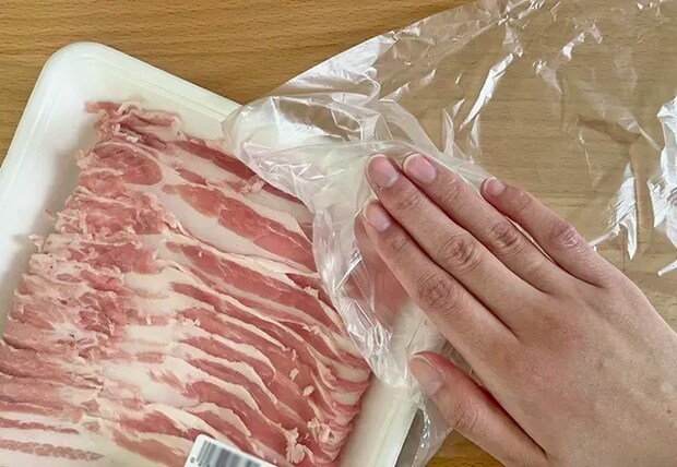肉のパックの上にポリ袋を置いた写真（撮影：grapeライフハック編集部）