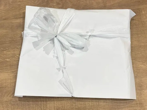 ビニール袋の切れ端で結んだ雑誌の写真（撮影：grapeライフハック編集部）