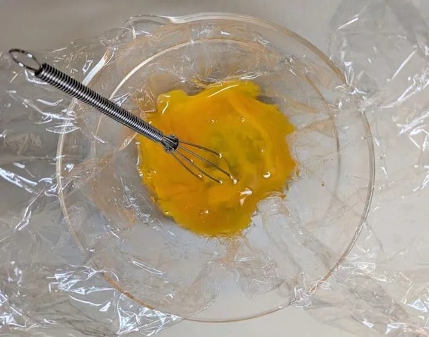 耐熱容器にラップを敷いて卵液を入れた様子（撮影：grapeフード編集部）