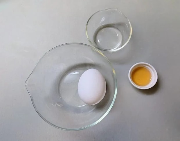 電子レンジ卵焼きの材料を並べた様子（撮影：grapeフード編集部）