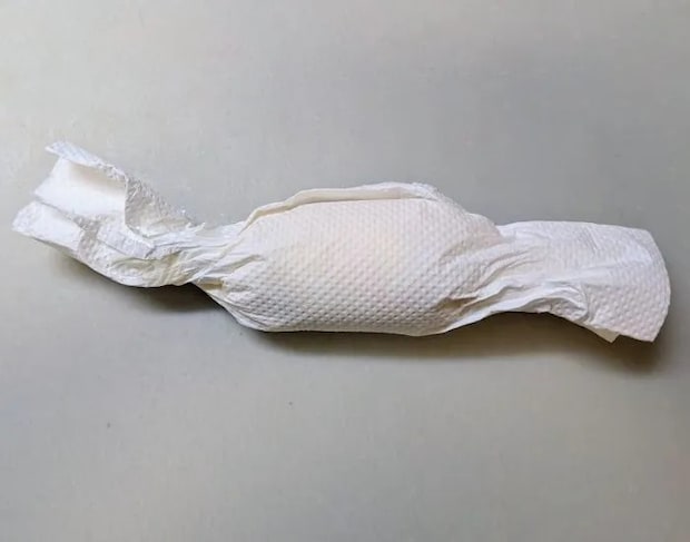 キッチンペーパーで包んで形を整えている様子（撮影：grapeフード編集部）