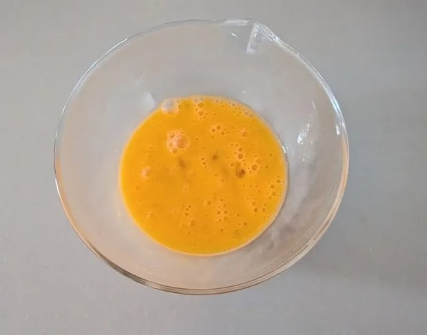 注ぎ口のついた容器に入れた溶き卵（撮影：grapeフード編集部）