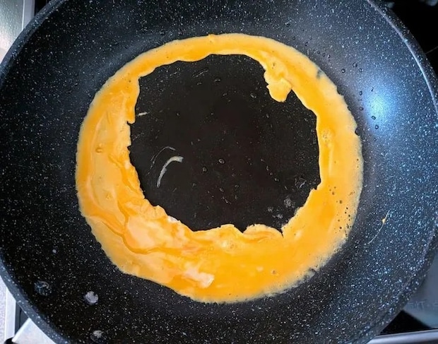 フライパンに流し入れた卵（撮影：grapeフード編集部）